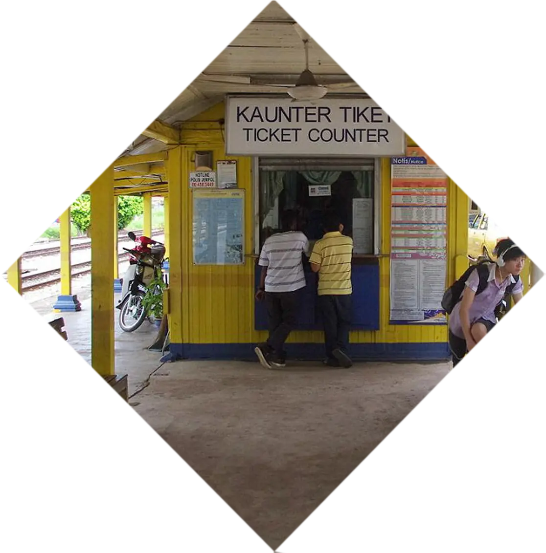 The slowest and most nostalgic train is in Bahau. People have complicated feelings about trains. On the one hand, it is noisy, crowded, and slow. On the other hand, it carries the youthful dream of traveling far away and the desire for high quality and low price. It is the cheapest and most convenient means of transportation in the era. There is no air conditioning on the train, only a shaking fan, but people are more accustomed to opening the windows and letting the wind blow in.