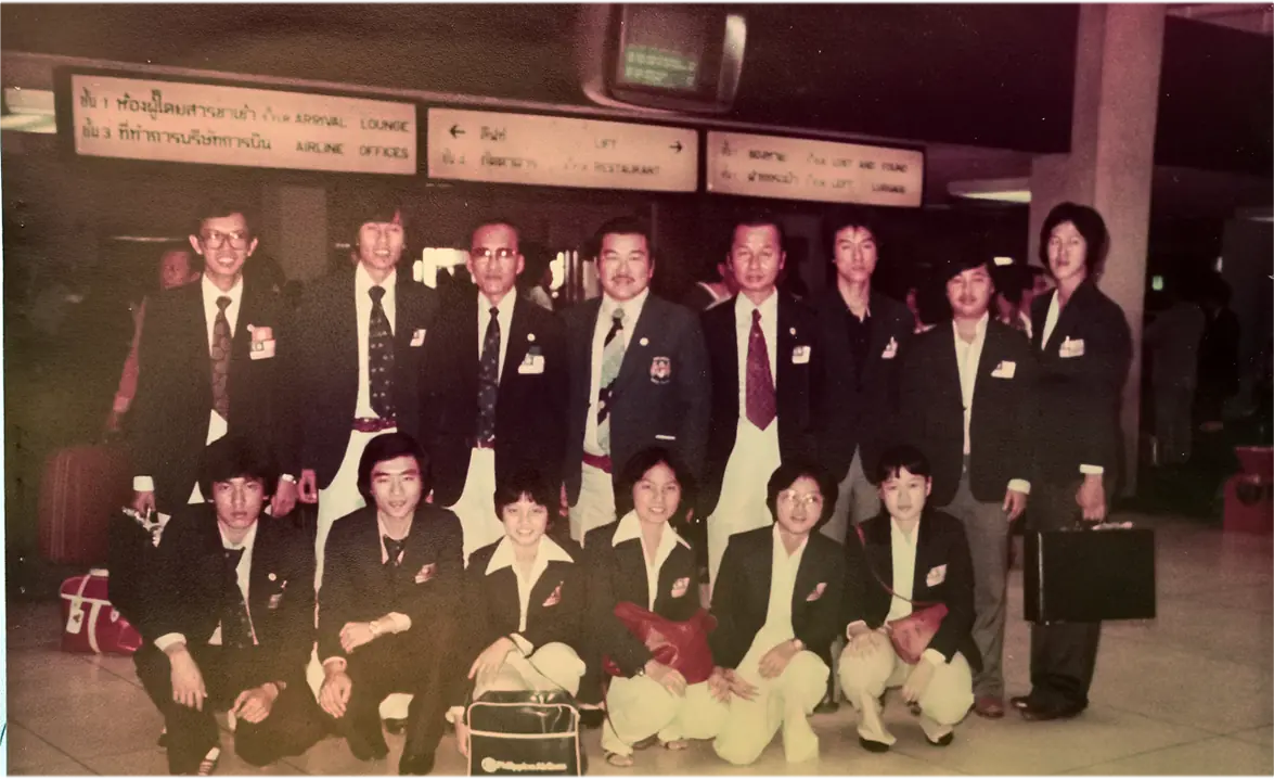 年蔡德福率领马来西亚乒乓队赴印度参加亚洲赛于曼谷机场转机时合影