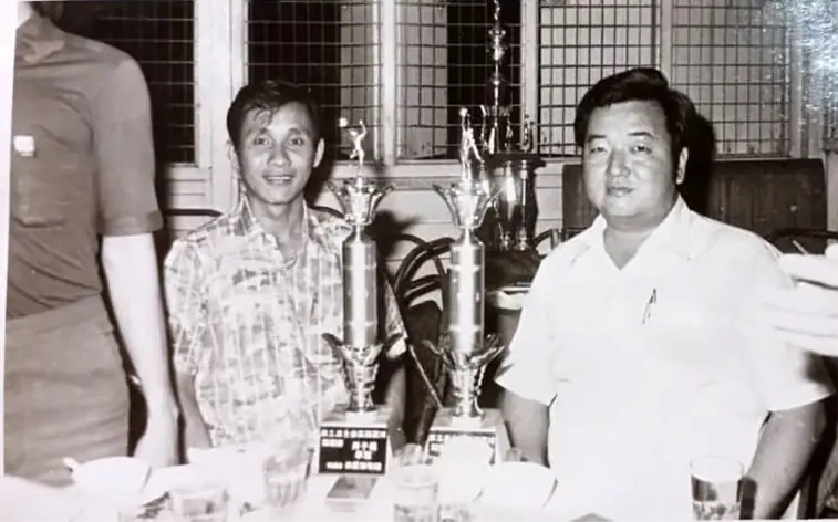 70年代马口乒乓队战绩辉煌，启友顶尖球员皆在队中 后排右一叶清河，右五蔡德福，右七蔡德源， 中排右三黄树昌局绅（己故） | 口述：蔡德福 编写：何玫妹 照片提供：蔡德福