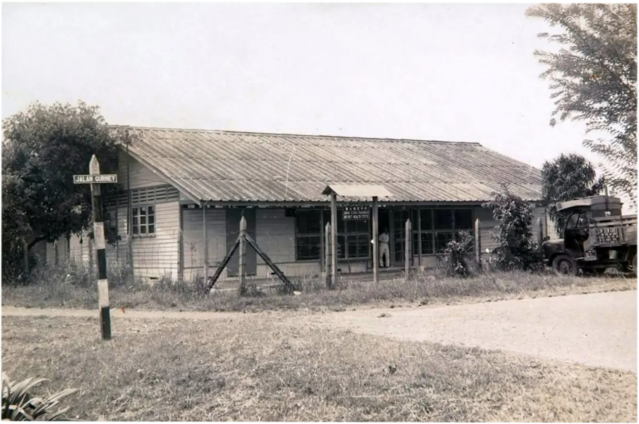 In 1942, this building was a Japanese military school building. Subsequently, it was converted into Kai Primary School and later used as a government dental office.