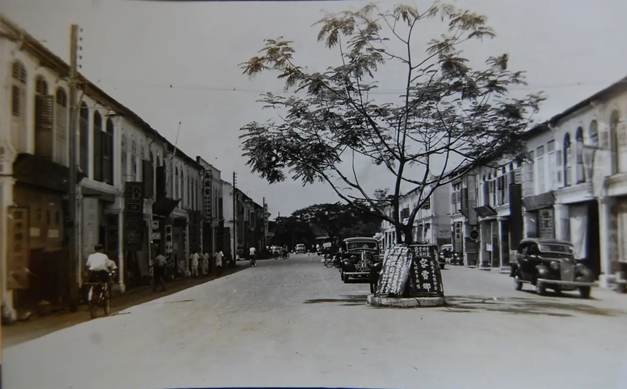 Bahau Street in the 1950s, with the current Hefeng Inn on the left