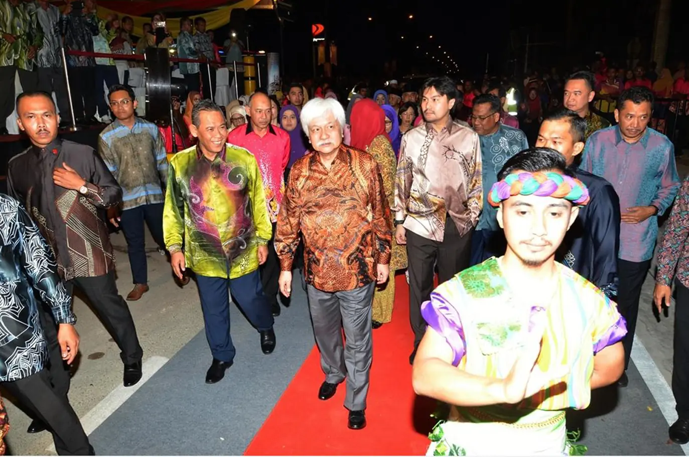 His Royal Highness Tuanku Muriz (middle) was greeted by a group of government officials when he arrived.
