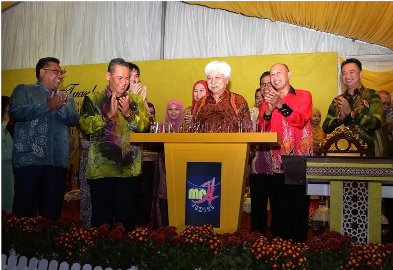 His Highness the Supreme Ruler of Forest (middle) presided over the promotion ceremony. The second from left is Forest Minister Aminuddin and the right is Zhang Yuxiang.