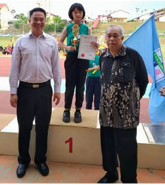 Lin Xuen, the best athlete under the age of 10 in women's track and field competition of Jempol District Students' Federation