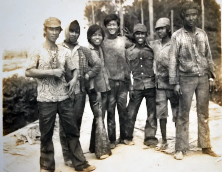 The owner of the small plantation goes to the sugarcane garden to earn extra money by cutting sugarcane. The one from the left is Xie Dexing.