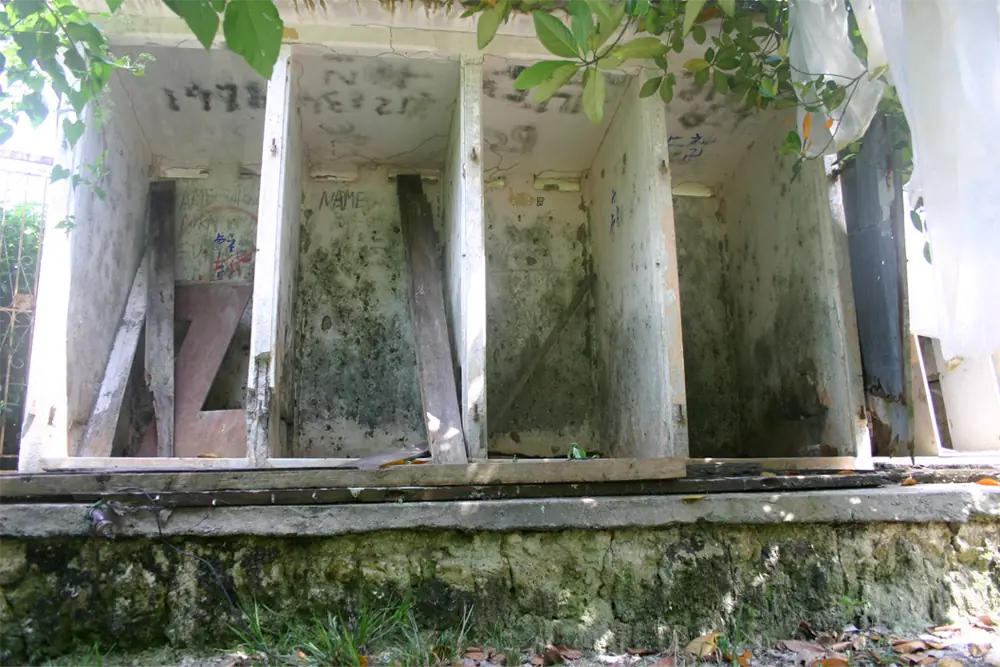 Public toilets are divided into compartments for convenience at the same time