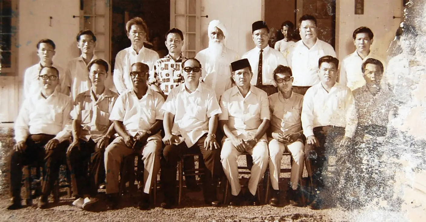In the 1969 general election, after Yu Guozhen (4th from left, front row) was re-elected as a member of Nongbian State Assembly, he often went to Rongji New Village in the constituency to meet with local leaders.